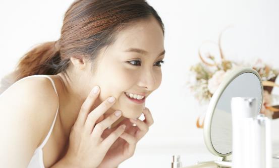 脸上总是油腻腻怎么办 油光重灾区要重点护肤清洁-八美楼